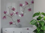 Wandchutz aus Glas mit Blumenornament